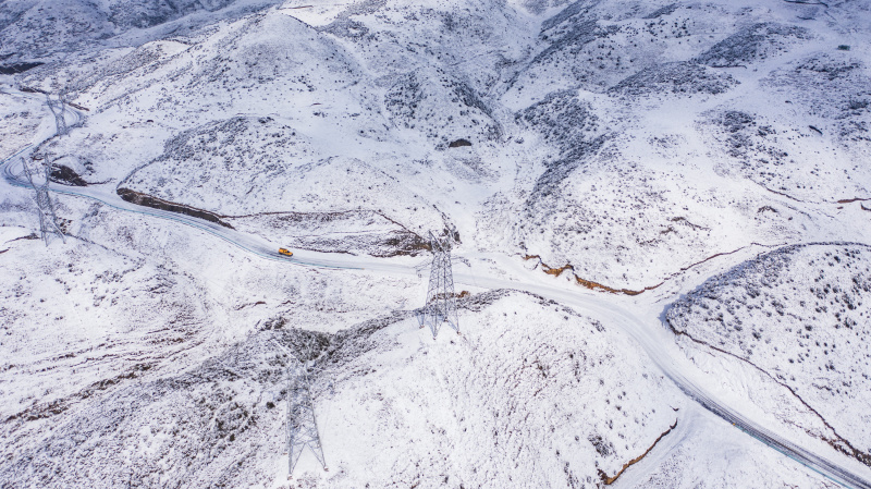 Une photo aérienne montre des employés du bureau local d'approvisionnement en électricité patrouillant à Liupanshui