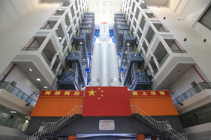 Photo de la combinaison du module laboratoire Wentian de la station spatiale chinoise et d'une fusée porteuse Longue Marche-5B Y3 avant son transfert