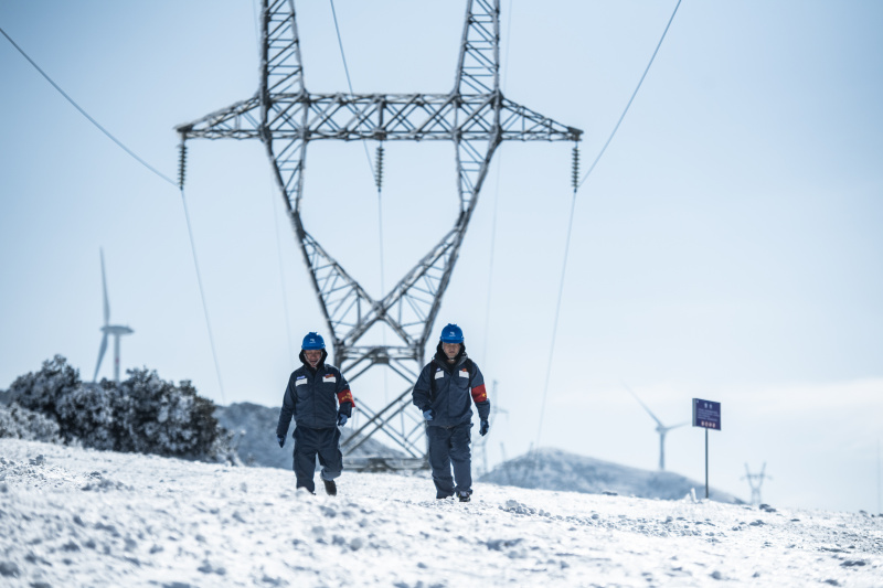 Des employés du bureau local d'approvisionnement en électricité patrouillent à Liupanshui