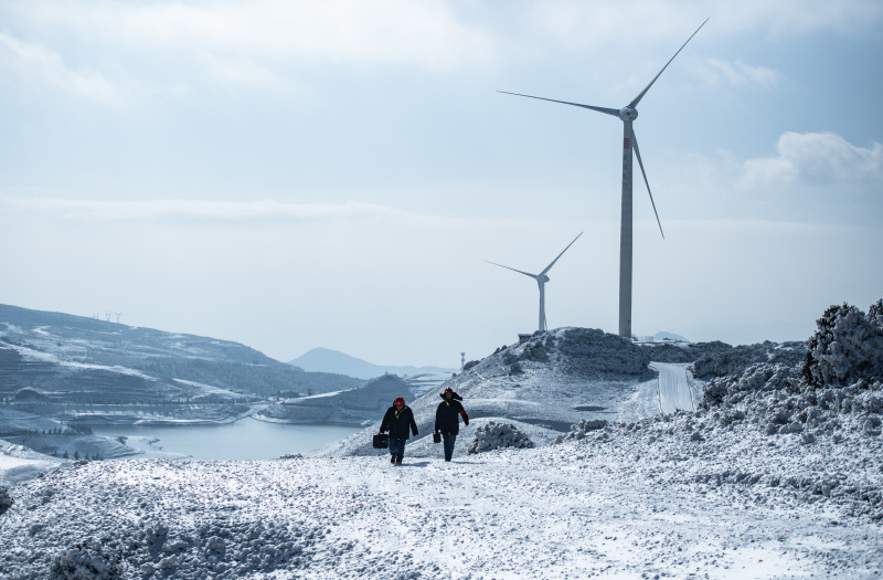 Des employés du bureau local d'approvisionnement en électricité patrouillent à Liupanshui