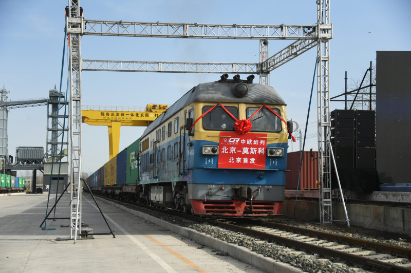 Un train de fret Chine-Europe à destination de Moscou quitte la gare de Mafang à Beijing