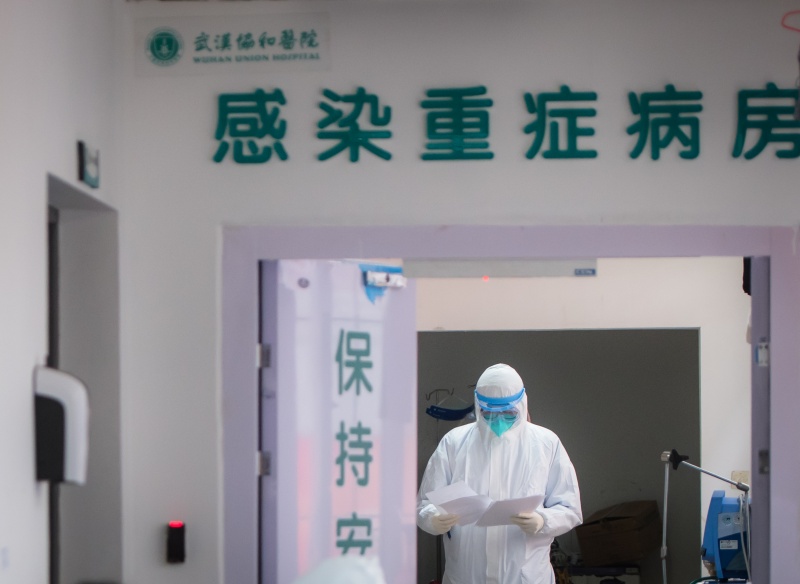 Un membre du personnel médical travaille au département des maladies infectieuses du Wuhan Union Hospital