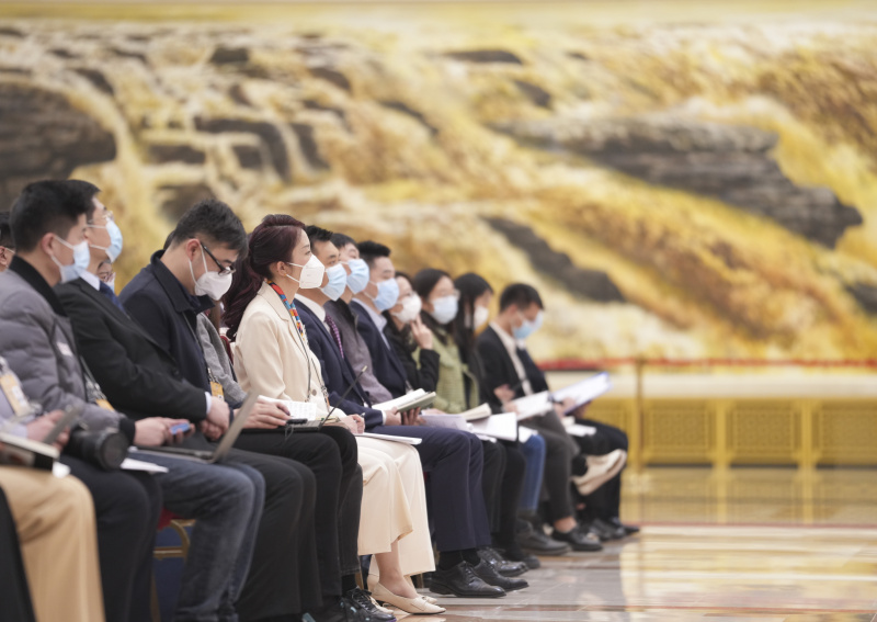 Des journalistes assistent à une conférence de presse à laquelle participent des dirigeants des comités centraux des partis politiques non communistes et de la Fédération nationale de l'industrie et du commerce de Chine lors de la première session du 14e Comité national de la Conférence consultative politique du peuple chinois (CCPPC) au Grand Palais du Peuple à Beijing