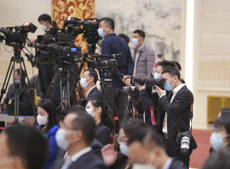 Des journalistes assistent à une conférence de presse à laquelle participent des dirigeants des comités centraux des partis politiques non communistes et de la Fédération nationale de l'industrie et du commerce de Chine lors de la première session du 14e Comité national de la Conférence consultative politique du peuple chinois (CCPPC) au Grand Palais du Peuple à Beijing