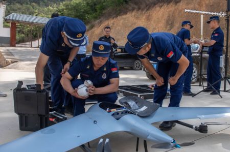 (miniature) Préparation d'un drone pour surveiller des éléphants d'Asie sauvages en migration dans le district d'Eshan