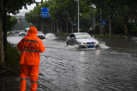 (miniature) Des véhicules circulent sur une route gorgée d'eau à Pinghu