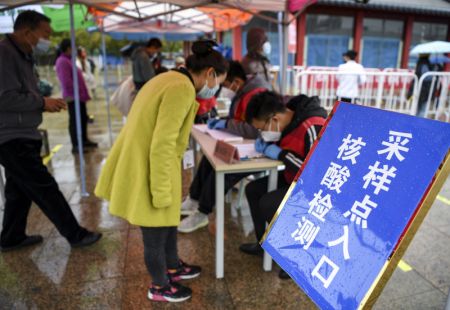 (miniature) Des habitants donnent leurs informations pour le test d'acide nucléique dans un site d'échantillonnage à Yinchuan