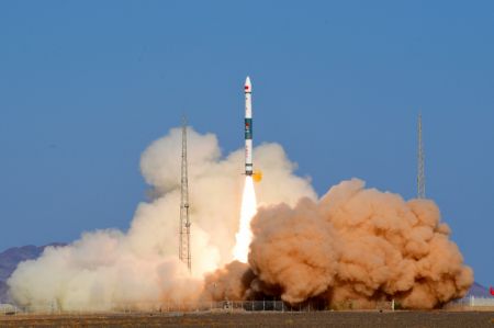 (miniature) Une fusée porteuse Kuaizhou-1A emportant le satellite Jilin-1 Gaofen 02F décolle du Centre de lancement de satellites dans le nord-ouest de la Chine