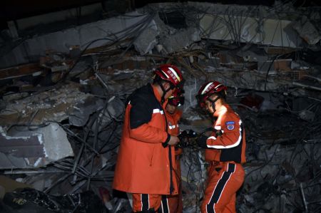 (miniature) Des membres de l'équipe chinoise de recherche et de secours opèrent dans les débris du tremblement de terre dans la province méridionale de Hatay