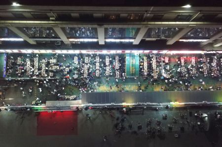 (miniature) Photo a&eacute;rienne de personnes d&eacute;gustant la cuisine barbecue de style Zibo