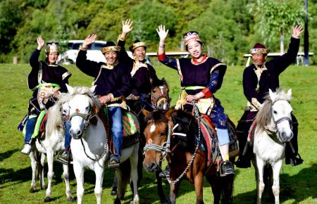 (miniature) Des habitants locaux saluent les touristes dans le bourg de Lulang