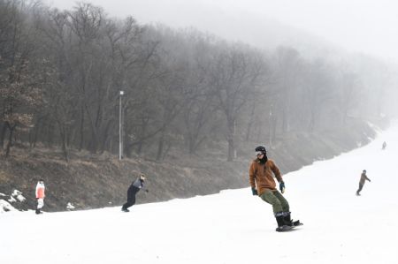 (miniature) Des skieurs profitent des pistes de la station de ski de Miaoxiang à Changchun