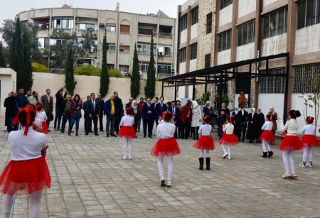 (miniature) Des élèves participent à une cérémonie marquant l'achèvement de la rénovation d'une école primaire du quartier de Qaboun