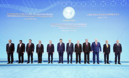 (miniature) Le président chinois Xi Jinping pose pour une photo de groupe avec les dirigeants participant à la 24e réunion du Conseil des chefs d'Etat de l'Organisation de coopération de Shanghai (OCS) au Palais de l'indépendance à Astana
