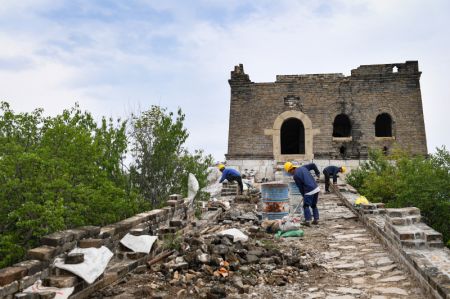 (miniature) Des travailleurs réparent des murs près d'une tour de défense de la section de Jiankou de la Grande Muraille