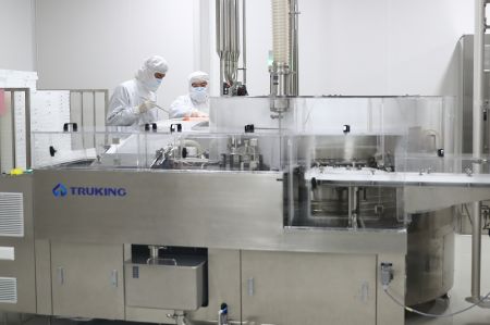 (miniature) Des employés travaillent dans une usine de production de vaccins contre le COVID-19 de la société Sinovac Research and Development Co