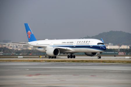 (miniature) Un Airbus A350-900 arrive à l'Aéroport international Baoan à Shenzhen