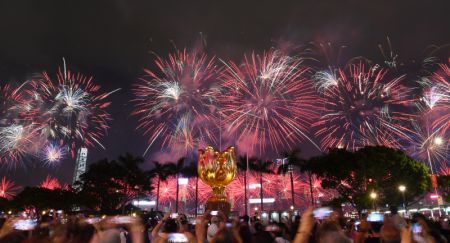 (miniature) Feux d'artifice pour célébrer le 75e anniversaire de la fondation de la République populaire de Chine au-dessus de Victoria Harbour