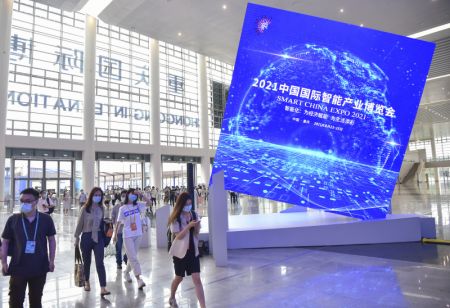 (miniature) Des journalistes visitent l'Exposition Smart China