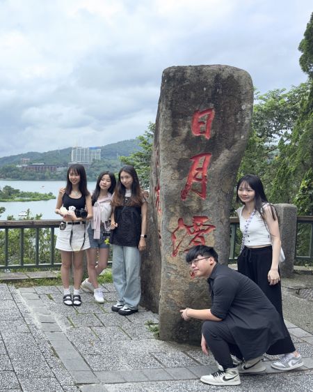 (miniature) Des touristes visitent le site pittoresque de Riyue Tan