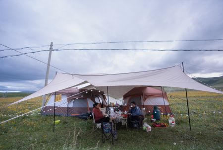 (miniature) Des habitants ont installé des tentes et des bâches pour camper dans une prairie du district de Baiyu de la préfecture autonome tibétaine de Garze