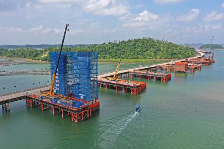 (miniature) Photo aérienne prise le 4 octobre 2021 montrant le chantier du pont de Longmen à Qinzhou