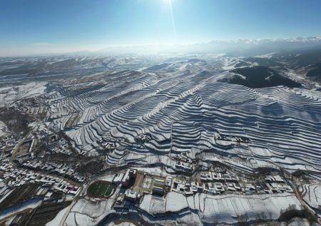 (miniature) Paysage de champs en terrasses enneigés dans le district autonome tibétain de Tianzhu de la ville de Wuwei