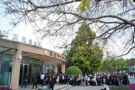 (miniature) Les visiteurs attendent d'être admis devant le centre de services touristiques du musée de Sanxingdui à Guanghan