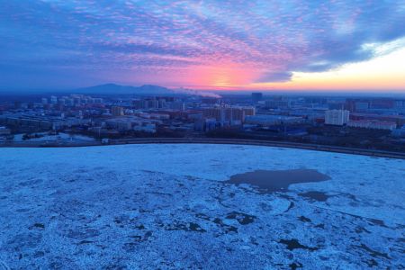 (miniature) Une section de la rivière Songhua recouverte de glace flottante