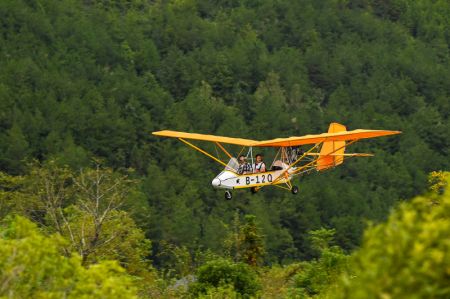 (miniature) Des gens à bord d'un avion léger visitent un site touristique dans le bourg de Banxi du district autonome Tujia et Miao de Youyang