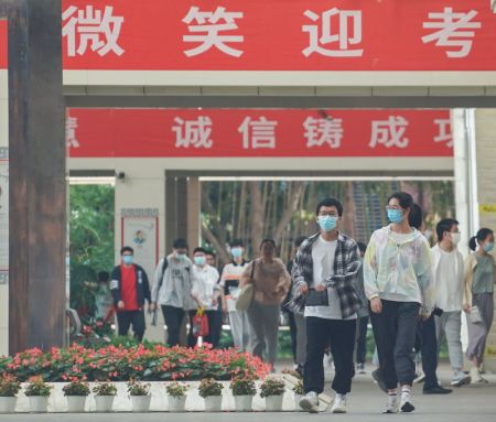 (miniature) Des candidats entrent dans un site de concours à Nanjing