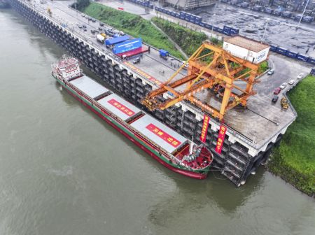 (miniature) Photo aérienne du navire Innovation 5 arrivant au port de Jiangjin Luohuang