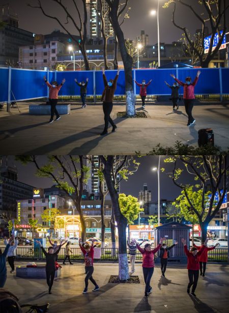 (miniature) Collage de photos montrant des gens dansant après le dîner dans le quartier de Huanbao le 2 avril 2020 (en haut) et des gens dansant sur la même place