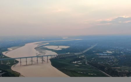 (miniature) Photo aérienne prise le 10 septembre 2020 montrant le pont autoroutier et ferroviaire de Sanmenxia du fleuve Jaune