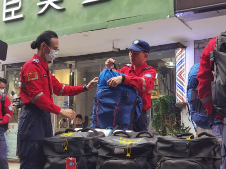(miniature) Des secouristes de la Fédération des secouristes bénévoles de Shenzhen vérifient des équipements avant le départ