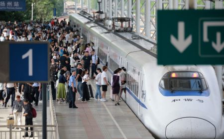 (miniature) Des passagers font la queue pour monter à bord d'un train à la Gare de Yangzhou