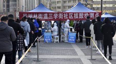(miniature) Des habitants font la queue pour des tests d'acide nucléique dans un site de dépistage à Xi'an