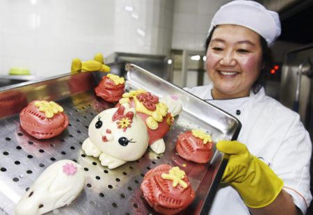 (miniature) Une cuisinière présente des pains à la vapeur en forme de lapin dans le Parc océanique polaire de Qingdao