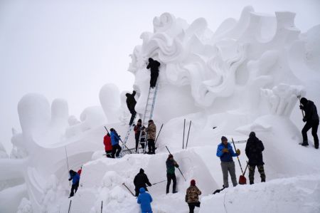 (miniature) Des sculpteurs travaillent sur une oeuvre d'art sur le site de la 33e Exposition internationale d'art de sculpture sur neige de l'île du Soleil à Harbin