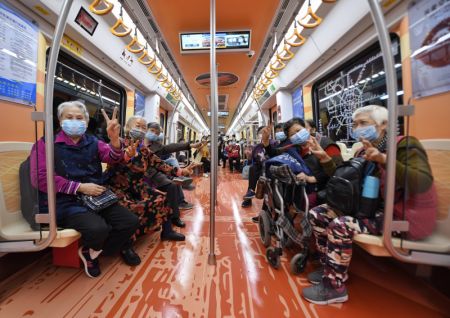 (miniature) Des passagers posent pour une photo de groupe dans le train de la ligne 18 du métro à Chengdu