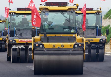 (miniature) Des rouleaux compresseurs automatisés sur un chantier d'autoroute dans le district de Xinxian