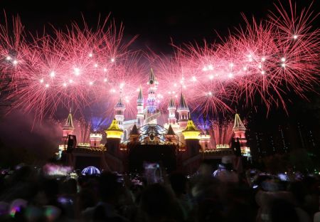 (miniature) Des touristes admirent un spectacle de feux d'artifice au Shenyang Fantawild Adventure dans la ville de Shenyang