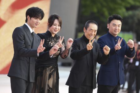 (miniature) Le réalisateur Zhang Yimou (2e à droite)