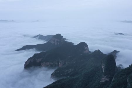 (miniature) Une mer de nuages dans le site touristique des monts Yunmeng