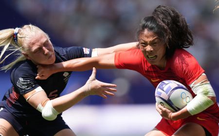 (miniature) La Chinoise Liu Xiaoqian (à droite) affronte l'Anglaise Heather Cowell lors du classement 5-8 de rugby à sept féminin entre la Chine et la Grande-Bretagne aux Jeux olympiques de Paris 2024 à Paris