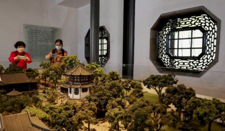 (miniature) Des touristes prennent des photos des maquettes du Jardin de l'humble administrateur au Musée du jardin de Suzhou