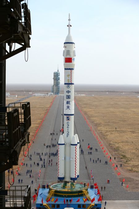 (miniature) La combinaison du vaisseau spatial habité Shenzhou-15 et d'une fusée porteuse Longue Marche-2F est transférée sur la zone de lancement du Centre de lancement de satellites de Jiuquan