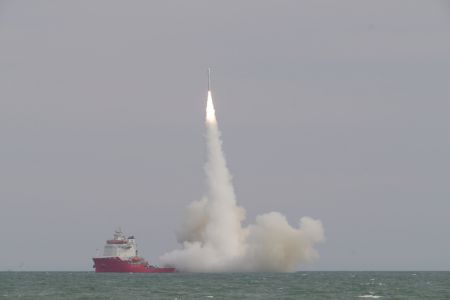 (miniature) Une variante maritime de la fusée commerciale CERES-1 transportant un groupe de quatre satellites décolle des eaux entourant la province chinoise du Shandong (est)