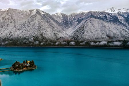 (miniature) Photo aérienne du lac Basum après la neige