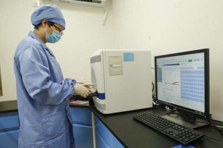 (miniature) Laboratoire d'amplification en chaîne par polymérase (ACP) à l'Hôpital Puren de Beijing